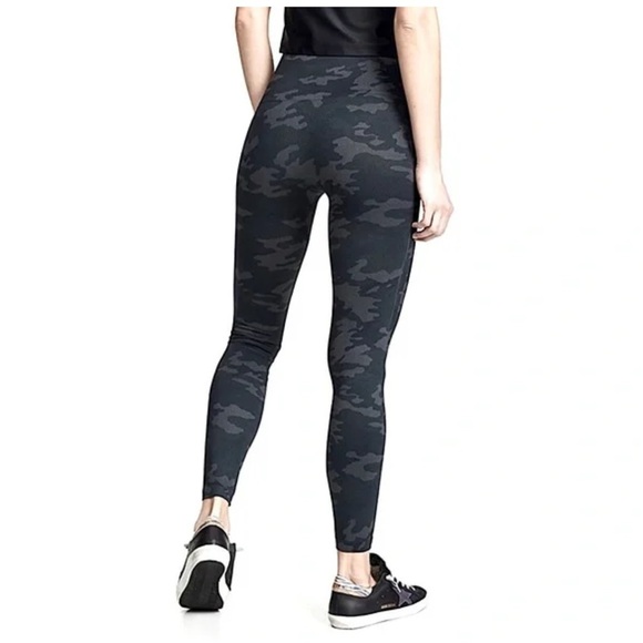 Spanx Medium Leggings Look at Me Now in Black Camo - Picture 3 of 9